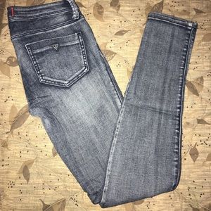 Selling guess skinny jeans in great condition:)